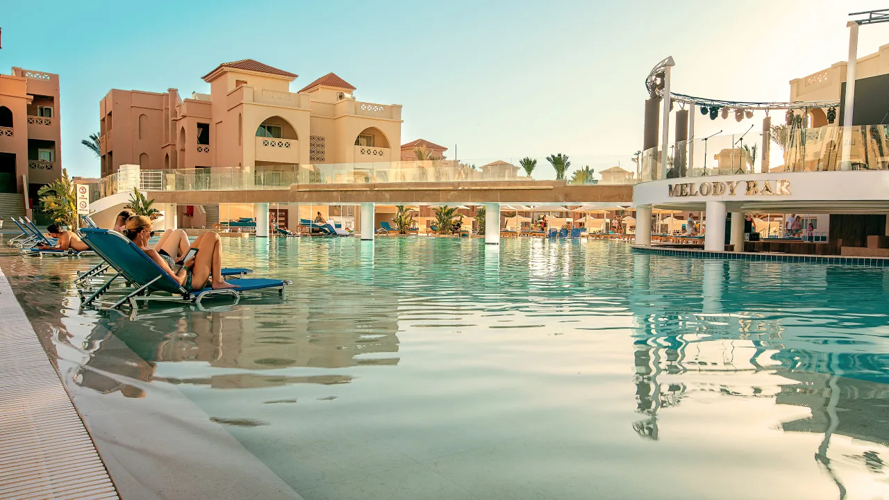 ارخص سعر لحجز منتجع الباتروس اكوا بلو ريزورت الغردقة - عروض فنادق الغردقة 2022 | Aqua Blu Resort - Families and couples 